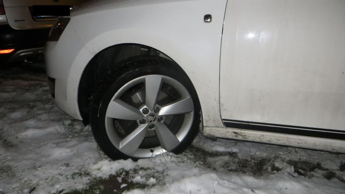 Vandal v Brně propíchal parkujícím autům pneumatiky